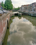 840042 Gezicht op de Weerdsluis vanaf de Stenenbrug bij de Adelaarstraat te Utrecht, met rechts de Bemuurde Weerd W.Z. ...